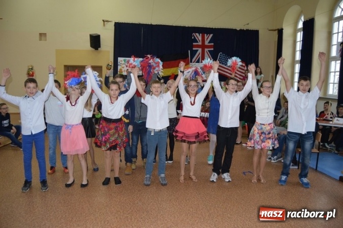 Zdjęcie w galerii na portalu naszraciborz.pl: Uczniowie Szkoły Podstawowej nr 4 śpiewają po chińsku i po czesku  wiadomości z regionu