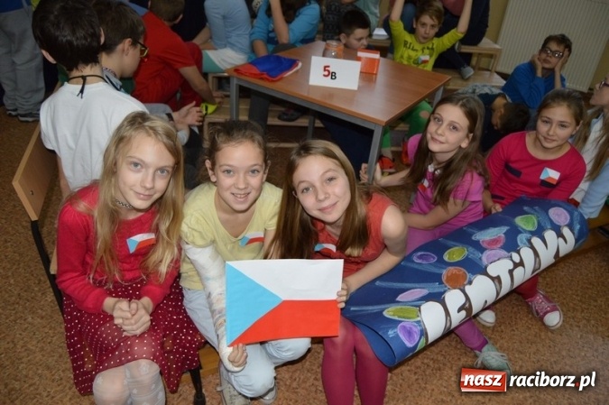 Zdjęcie w galerii na portalu naszraciborz.pl: Uczniowie Szkoły Podstawowej nr 4 śpiewają po chińsku i po czesku  wiadomości z regionu