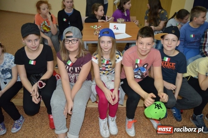 Zdjęcie w galerii na portalu naszraciborz.pl: Uczniowie Szkoły Podstawowej nr 4 śpiewają po chińsku i po czesku  wiadomości z regionu