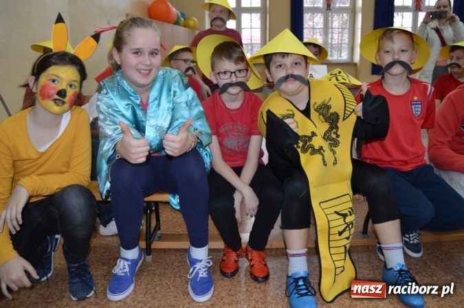 Zdjęcie w galerii na portalu naszraciborz.pl: Uczniowie Szkoły Podstawowej nr 4 śpiewają po chińsku i po czesku  wiadomości z regionu