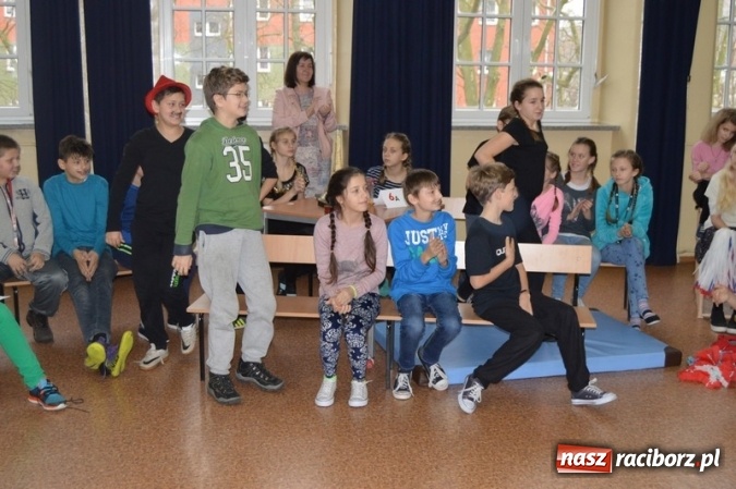 Zdjęcie w galerii na portalu naszraciborz.pl: Uczniowie Szkoły Podstawowej nr 4 śpiewają po chińsku i po czesku  wiadomości z regionu