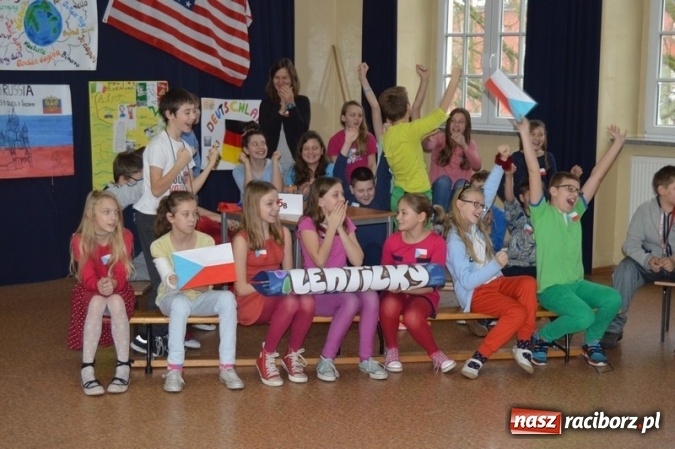 Zdjęcie w galerii na portalu naszraciborz.pl: Uczniowie Szkoły Podstawowej nr 4 śpiewają po chińsku i po czesku  wiadomości z regionu