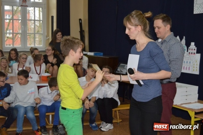 Zdjęcie w galerii na portalu naszraciborz.pl: Uczniowie Szkoły Podstawowej nr 4 śpiewają po chińsku i po czesku  wiadomości z regionu