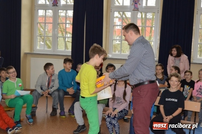 Zdjęcie w galerii na portalu naszraciborz.pl: Uczniowie Szkoły Podstawowej nr 4 śpiewają po chińsku i po czesku  wiadomości z regionu