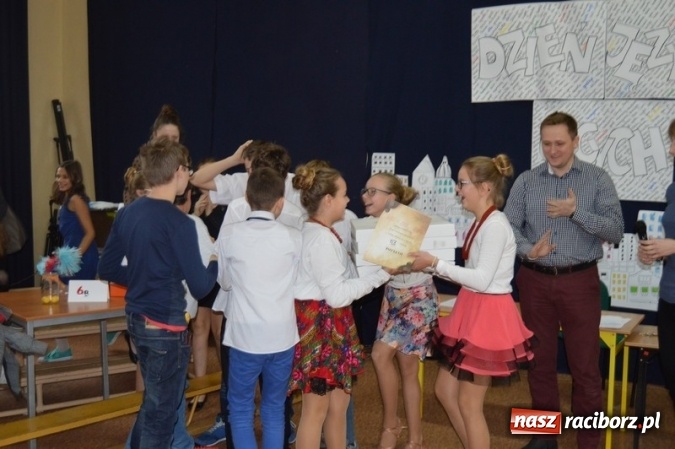 Zdjęcie w galerii na portalu naszraciborz.pl: Uczniowie Szkoły Podstawowej nr 4 śpiewają po chińsku i po czesku  wiadomości z regionu