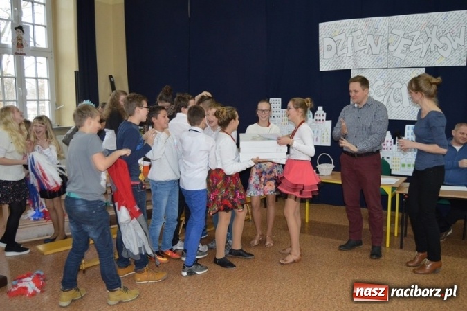 Zdjęcie w galerii na portalu naszraciborz.pl: Uczniowie Szkoły Podstawowej nr 4 śpiewają po chińsku i po czesku  wiadomości z regionu