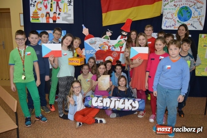 Zdjęcie w galerii na portalu naszraciborz.pl: Uczniowie Szkoły Podstawowej nr 4 śpiewają po chińsku i po czesku  wiadomości z regionu