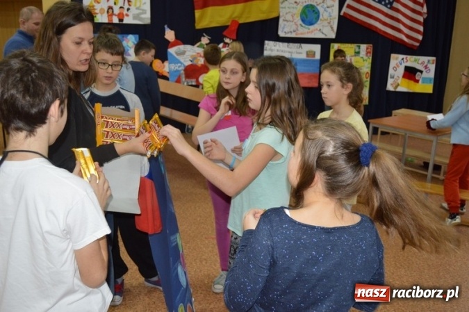 Zdjęcie w galerii na portalu naszraciborz.pl: Uczniowie Szkoły Podstawowej nr 4 śpiewają po chińsku i po czesku  wiadomości z regionu