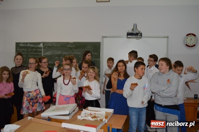 Zdjęcie w galerii na portalu naszraciborz.pl: Uczniowie Szkoły Podstawowej nr 4 śpiewają po chińsku i po czesku  wiadomości z regionu