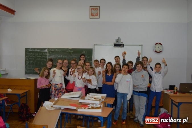 Zdjęcie w galerii na portalu naszraciborz.pl: Uczniowie Szkoły Podstawowej nr 4 śpiewają po chińsku i po czesku  wiadomości z regionu