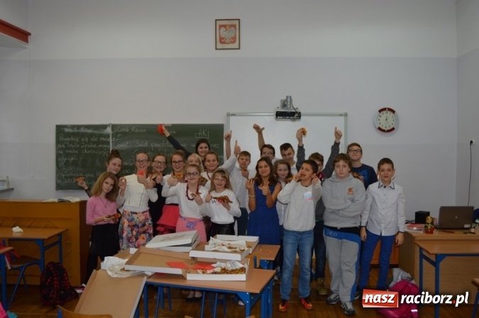 Zdjęcie w galerii na portalu naszraciborz.pl: Uczniowie Szkoły Podstawowej nr 4 śpiewają po chińsku i po czesku  wiadomości z regionu