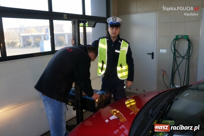 Zdjęcie w galerii na portalu naszraciborz.pl: Policjanci i diagnosta kontrolowali ustawienie świateł w samochodach  wiadomości z regionu