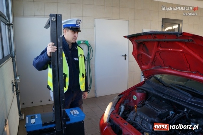 Zdjęcie w galerii na portalu naszraciborz.pl: Policjanci i diagnosta kontrolowali ustawienie świateł w samochodach  wiadomości z regionu
