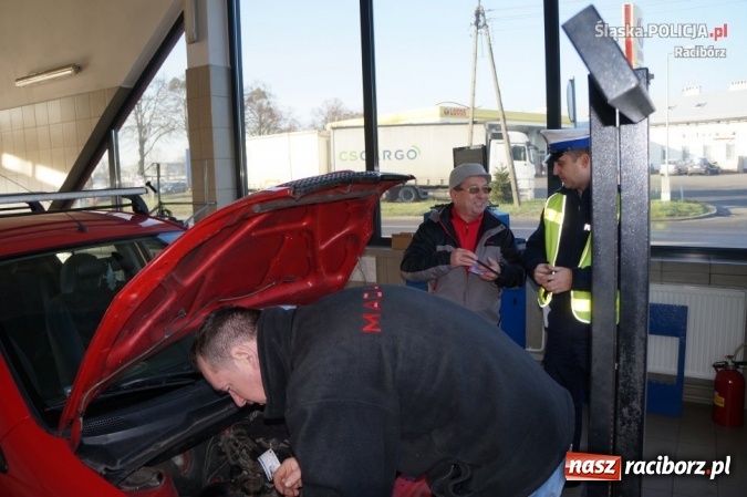 Zdjęcie w galerii na portalu naszraciborz.pl: Policjanci i diagnosta kontrolowali ustawienie świateł w samochodach  wiadomości z regionu