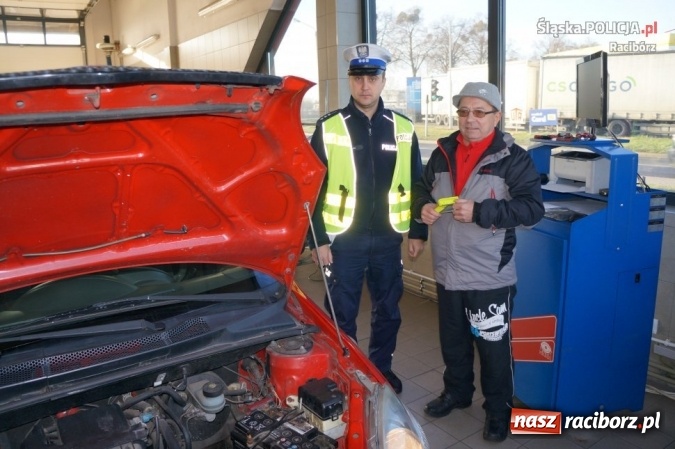 Zdjęcie w galerii na portalu naszraciborz.pl: Policjanci i diagnosta kontrolowali ustawienie świateł w samochodach  wiadomości z regionu