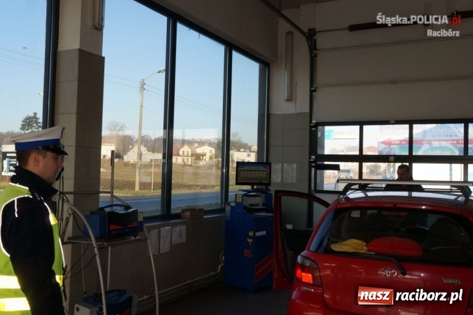 Zdjęcie w galerii na portalu naszraciborz.pl: Policjanci i diagnosta kontrolowali ustawienie świateł w samochodach  wiadomości z regionu
