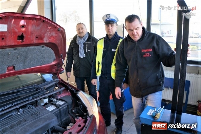 Zdjęcie w galerii na portalu naszraciborz.pl: Policjanci i diagnosta kontrolowali ustawienie świateł w samochodach  wiadomości z regionu