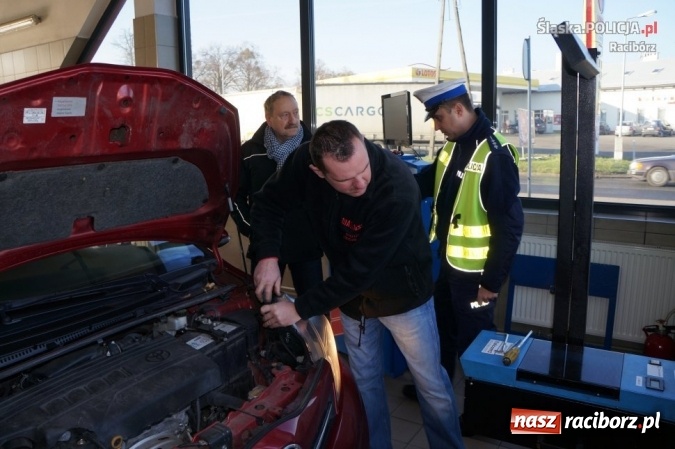 Zdjęcie w galerii na portalu naszraciborz.pl: Policjanci i diagnosta kontrolowali ustawienie świateł w samochodach  wiadomości z regionu