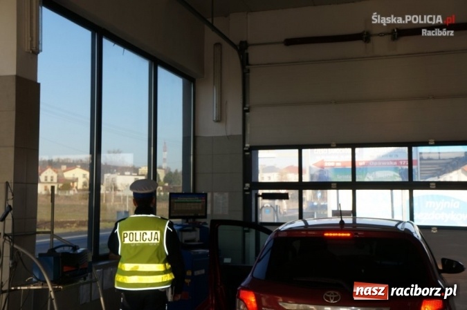 Zdjęcie w galerii na portalu naszraciborz.pl: Policjanci i diagnosta kontrolowali ustawienie świateł w samochodach  wiadomości z regionu