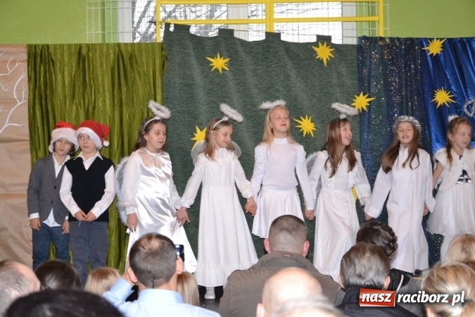 Zdjęcie w galerii na portalu naszraciborz.pl: Ebenezer Scrooge na zakończenie Jarmarku Bożonarodzeniowego w rudzkim ZSO  wiadomości z regionu