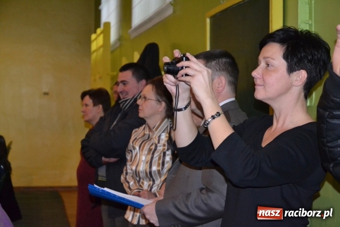 Zdjęcie w galerii na portalu naszraciborz.pl: Ebenezer Scrooge na zakończenie Jarmarku Bożonarodzeniowego w rudzkim ZSO  wiadomości z regionu