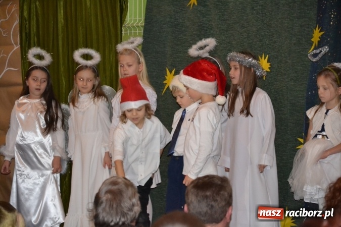 Zdjęcie w galerii na portalu naszraciborz.pl: Ebenezer Scrooge na zakończenie Jarmarku Bożonarodzeniowego w rudzkim ZSO  wiadomości z regionu