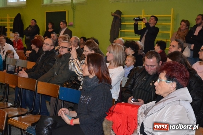 Zdjęcie w galerii na portalu naszraciborz.pl: Ebenezer Scrooge na zakończenie Jarmarku Bożonarodzeniowego w rudzkim ZSO  wiadomości z regionu