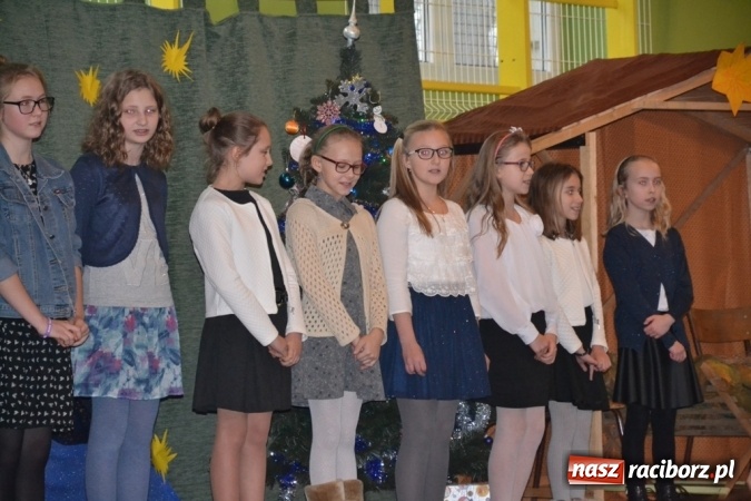 Zdjęcie w galerii na portalu naszraciborz.pl: Ebenezer Scrooge na zakończenie Jarmarku Bożonarodzeniowego w rudzkim ZSO  wiadomości z regionu