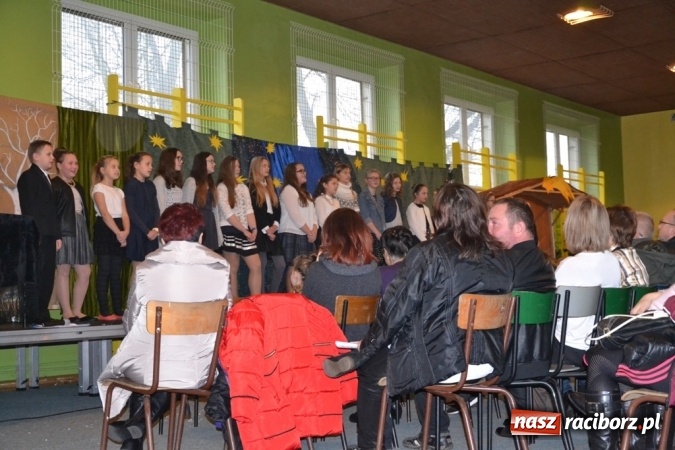 Zdjęcie w galerii na portalu naszraciborz.pl: Ebenezer Scrooge na zakończenie Jarmarku Bożonarodzeniowego w rudzkim ZSO  wiadomości z regionu