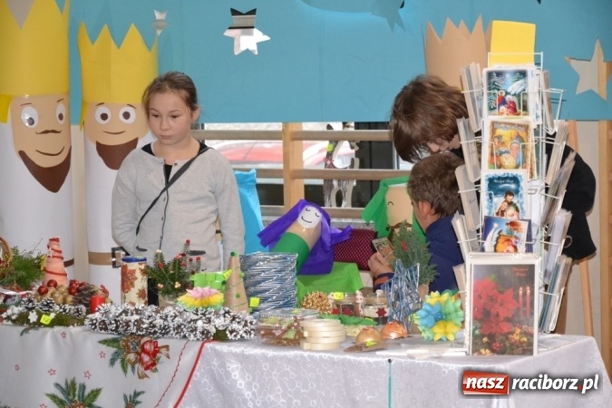 Zdjęcie w galerii na portalu naszraciborz.pl: Ebenezer Scrooge na zakończenie Jarmarku Bożonarodzeniowego w rudzkim ZSO  wiadomości z regionu