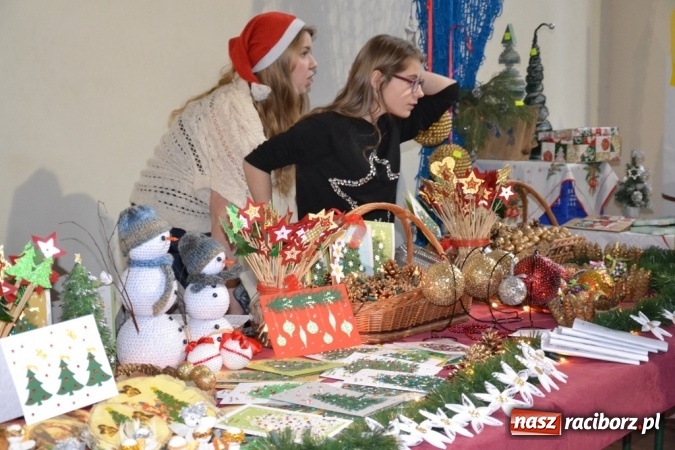 Zdjęcie w galerii na portalu naszraciborz.pl: Ebenezer Scrooge na zakończenie Jarmarku Bożonarodzeniowego w rudzkim ZSO  wiadomości z regionu