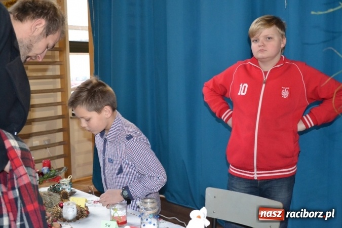 Zdjęcie w galerii na portalu naszraciborz.pl: Ebenezer Scrooge na zakończenie Jarmarku Bożonarodzeniowego w rudzkim ZSO  wiadomości z regionu