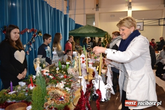 Zdjęcie w galerii na portalu naszraciborz.pl: Ebenezer Scrooge na zakończenie Jarmarku Bożonarodzeniowego w rudzkim ZSO  wiadomości z regionu