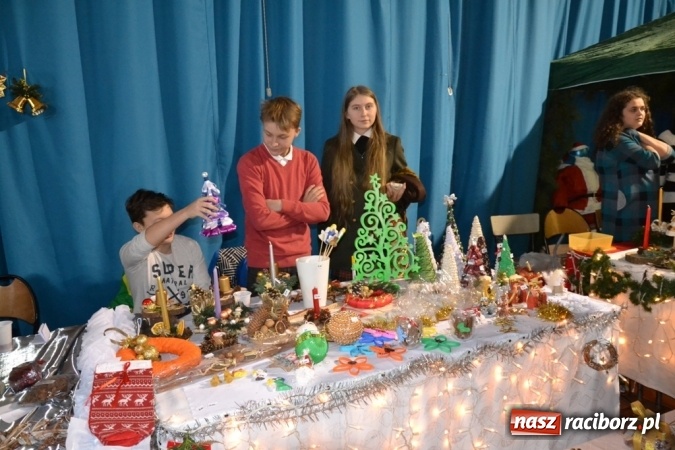 Zdjęcie w galerii na portalu naszraciborz.pl: Ebenezer Scrooge na zakończenie Jarmarku Bożonarodzeniowego w rudzkim ZSO  wiadomości z regionu