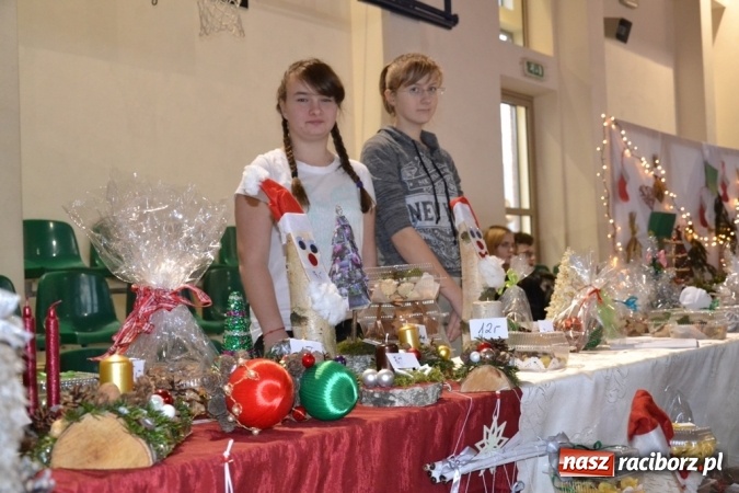 Zdjęcie w galerii na portalu naszraciborz.pl: Ebenezer Scrooge na zakończenie Jarmarku Bożonarodzeniowego w rudzkim ZSO  wiadomości z regionu