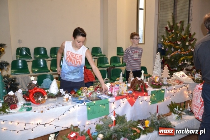 Zdjęcie w galerii na portalu naszraciborz.pl: Ebenezer Scrooge na zakończenie Jarmarku Bożonarodzeniowego w rudzkim ZSO  wiadomości z regionu