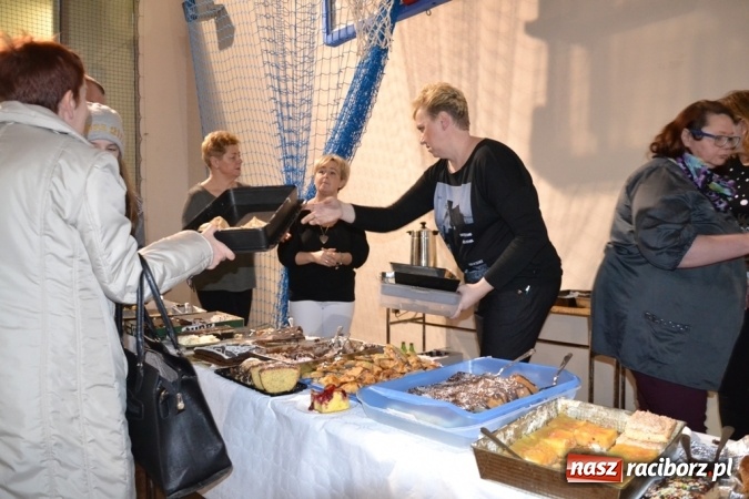 Zdjęcie w galerii na portalu naszraciborz.pl: Ebenezer Scrooge na zakończenie Jarmarku Bożonarodzeniowego w rudzkim ZSO  wiadomości z regionu