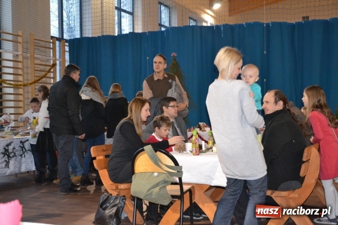 Zdjęcie w galerii na portalu naszraciborz.pl: Ebenezer Scrooge na zakończenie Jarmarku Bożonarodzeniowego w rudzkim ZSO  wiadomości z regionu