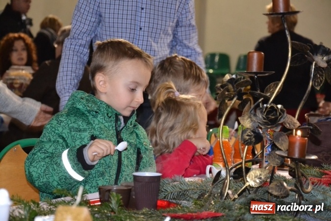 Zdjęcie w galerii na portalu naszraciborz.pl: Ebenezer Scrooge na zakończenie Jarmarku Bożonarodzeniowego w rudzkim ZSO  wiadomości z regionu