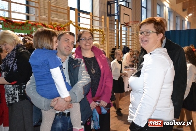 Zdjęcie w galerii na portalu naszraciborz.pl: Ebenezer Scrooge na zakończenie Jarmarku Bożonarodzeniowego w rudzkim ZSO  wiadomości z regionu