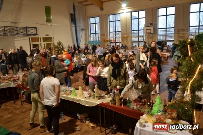 Zdjęcie w galerii na portalu naszraciborz.pl: Ebenezer Scrooge na zakończenie Jarmarku Bożonarodzeniowego w rudzkim ZSO  wiadomości z regionu