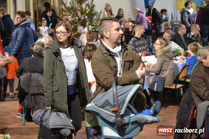 Zdjęcie w galerii na portalu naszraciborz.pl: Ebenezer Scrooge na zakończenie Jarmarku Bożonarodzeniowego w rudzkim ZSO  wiadomości z regionu