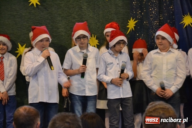 Zdjęcie w galerii na portalu naszraciborz.pl: Ebenezer Scrooge na zakończenie Jarmarku Bożonarodzeniowego w rudzkim ZSO  wiadomości z regionu