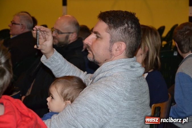 Zdjęcie w galerii na portalu naszraciborz.pl: Ebenezer Scrooge na zakończenie Jarmarku Bożonarodzeniowego w rudzkim ZSO  wiadomości z regionu