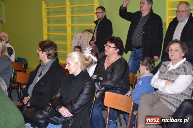 Zdjęcie w galerii na portalu naszraciborz.pl: Ebenezer Scrooge na zakończenie Jarmarku Bożonarodzeniowego w rudzkim ZSO  wiadomości z regionu