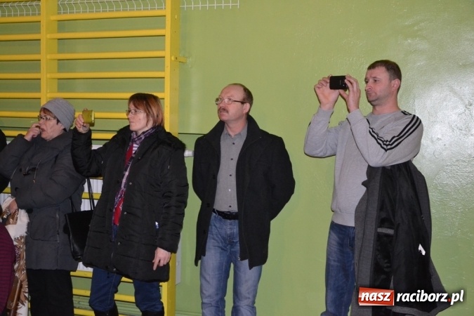 Zdjęcie w galerii na portalu naszraciborz.pl: Ebenezer Scrooge na zakończenie Jarmarku Bożonarodzeniowego w rudzkim ZSO  wiadomości z regionu