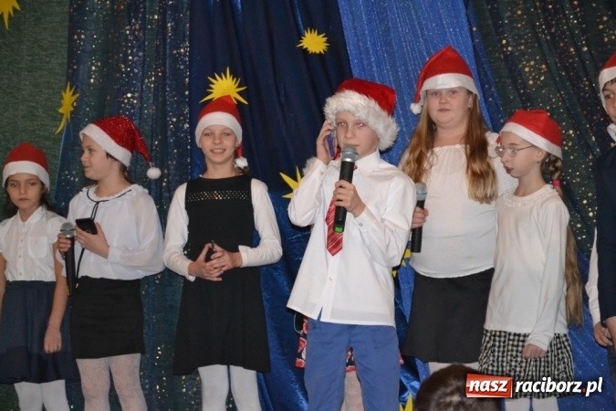 Zdjęcie w galerii na portalu naszraciborz.pl: Ebenezer Scrooge na zakończenie Jarmarku Bożonarodzeniowego w rudzkim ZSO  wiadomości z regionu
