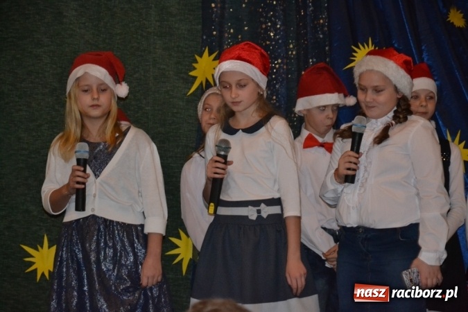 Zdjęcie w galerii na portalu naszraciborz.pl: Ebenezer Scrooge na zakończenie Jarmarku Bożonarodzeniowego w rudzkim ZSO  wiadomości z regionu