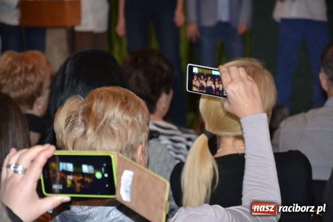 Zdjęcie w galerii na portalu naszraciborz.pl: Ebenezer Scrooge na zakończenie Jarmarku Bożonarodzeniowego w rudzkim ZSO  wiadomości z regionu