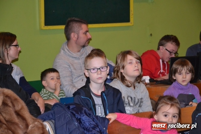 Zdjęcie w galerii na portalu naszraciborz.pl: Ebenezer Scrooge na zakończenie Jarmarku Bożonarodzeniowego w rudzkim ZSO  wiadomości z regionu